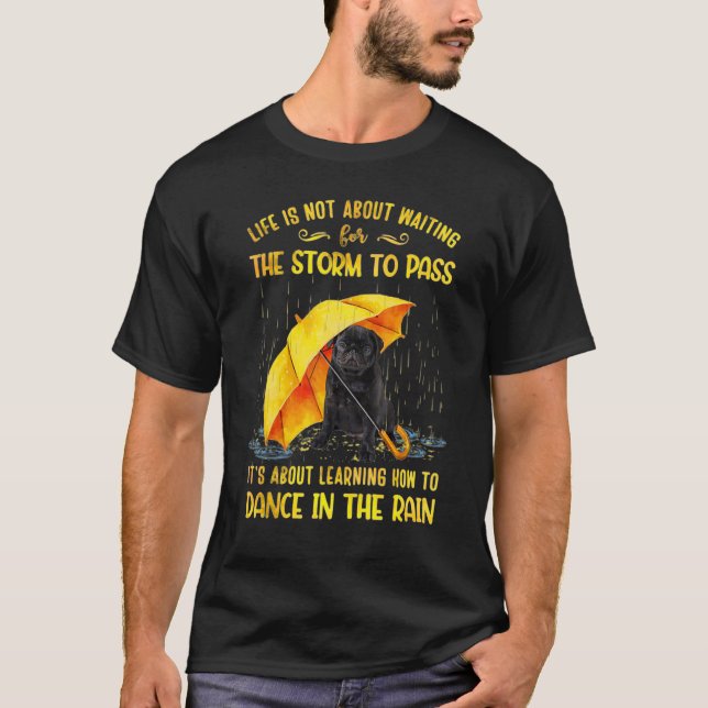 Camiseta É Sobre Aprender a Dançar Na Chuva Pug (Frente)