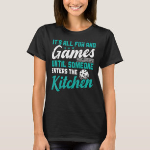 Camiseta É tudo divertido e jogador de futebol