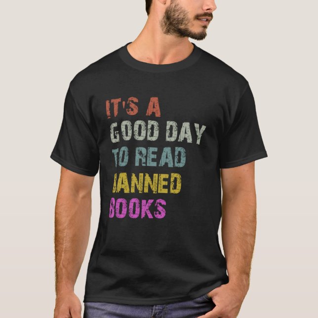 Camiseta É um bom dia ler livros proibidos (Frente)
