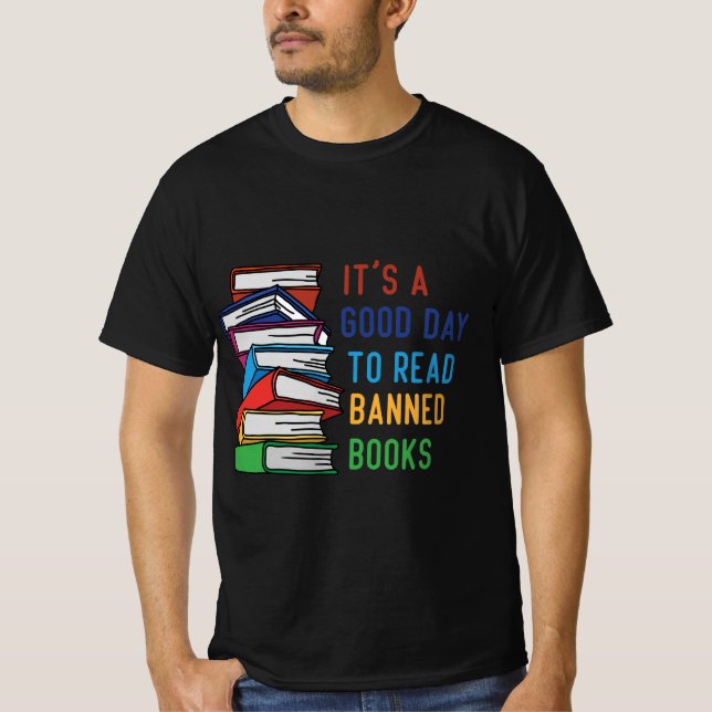 Camiseta É um bom dia ler livros proibidos para mulheres (Frente)