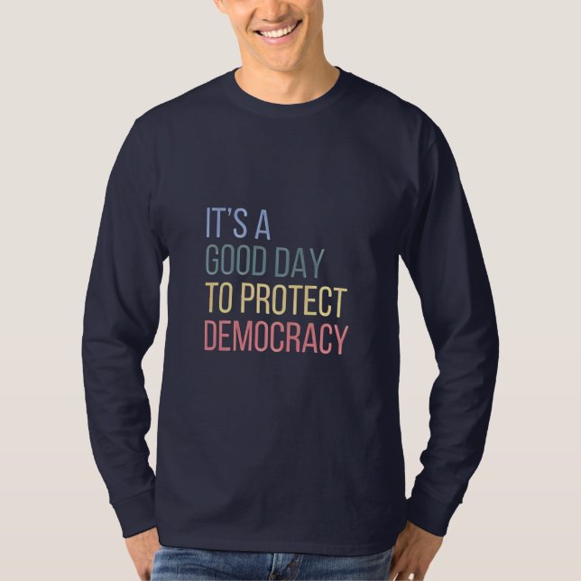 Camiseta É um bom dia para proteger a democracia (Frente)