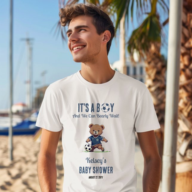 Camiseta É um Chá de fraldas de jogador de esperanças de me (Cute Blue "It's A Boy and We Can Bearly Wait!" Teddy Bear Soccer Player Boy Baby Shower Tshirt)