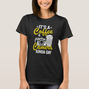Camiseta É Um Dia de Café e Câmera Fotografia