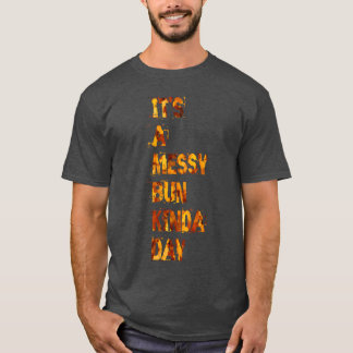 Camiseta é um dia de coque desarrumado, menina