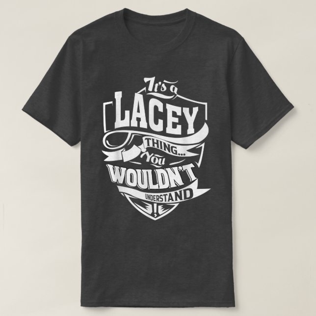 Camiseta É uma coisa de LACEY que dá presentes (Frente do Design)