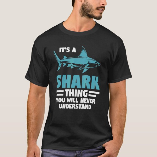 Camiseta É Uma Coisa de Tubarão Você Vai Entender Tubarões  (Frente)