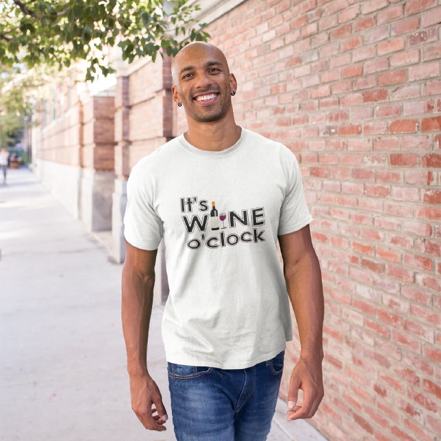 Camiseta É Vinho O'Clock T-Shirt (Criador carregado)