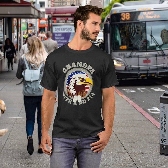 Camiseta Eagle Emblem USA Flag | Avô DD 214 Preto (Criador carregado)