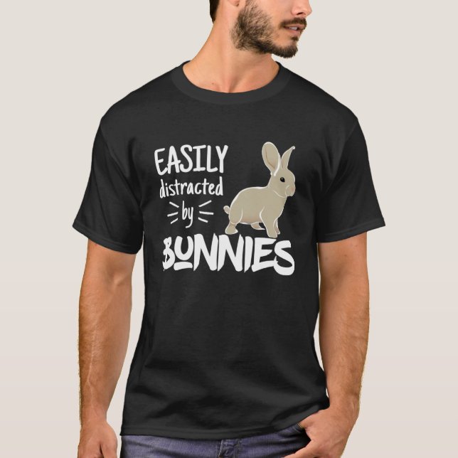 Camiseta Easily Distracted by Bunnies Barnyard Rabbit (Frente)