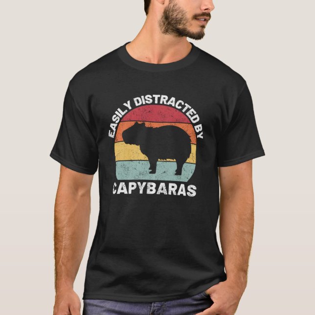 Camiseta Easily Distracted By Capybara Retro Capybara (Frente)