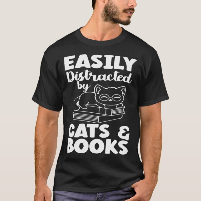 Camiseta Easily Distracted By Cats And Books Cat  Bookworm (Frente)
