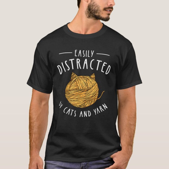 Camiseta Easily Distracted By Cats and Yarn Quilters Croche (Frente)