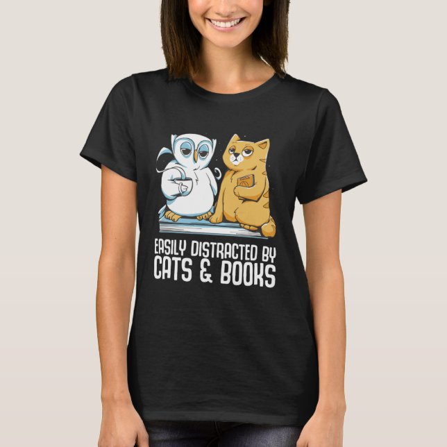 Camiseta Easily distracted by cats books (Frente)