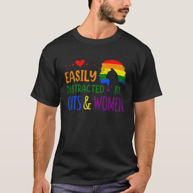 Camiseta Easily Distracted By Cats Women LGBTQ Lesbian Prid (Frente)