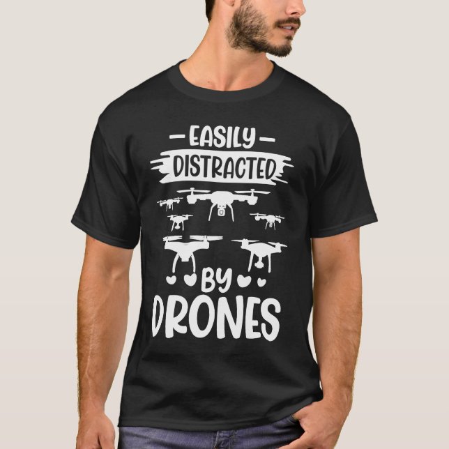 Camiseta Easily Distracted by Drones  Drone Pilot Enthusias (Frente)