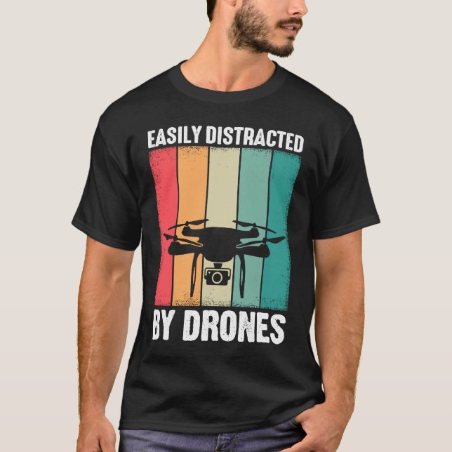 Camiseta Easily Distracted by Drones  Drone Pilot Enthusias (Frente)