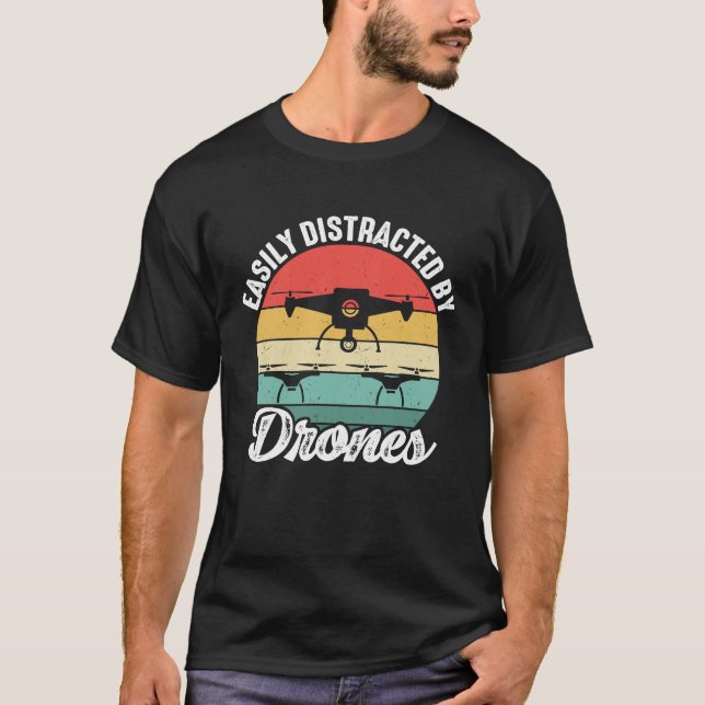Camiseta Easily Distracted by Drones  Drone Pilot Enthusias (Frente)