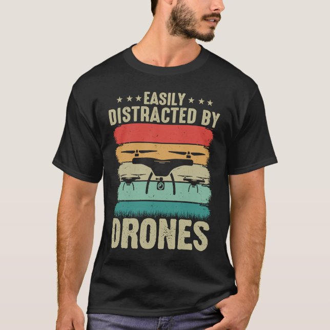 Camiseta Easily Distracted by Drones  Drone Pilot Enthusias (Frente)