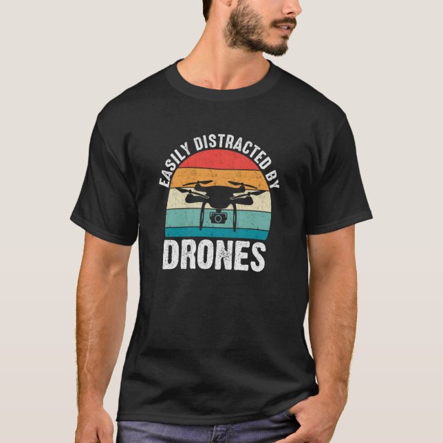 Camiseta Easily Distracted by Drones Drone Pilot Enthusiast (Frente)