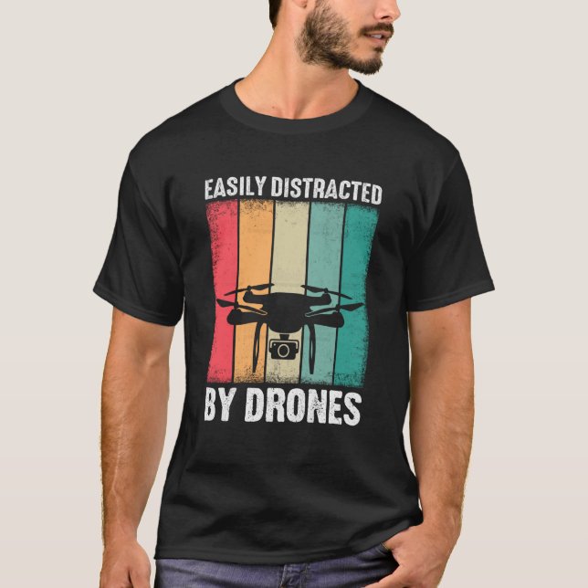 Camiseta Easily Distracted by Drones Drone Pilot Enthusiast (Frente)