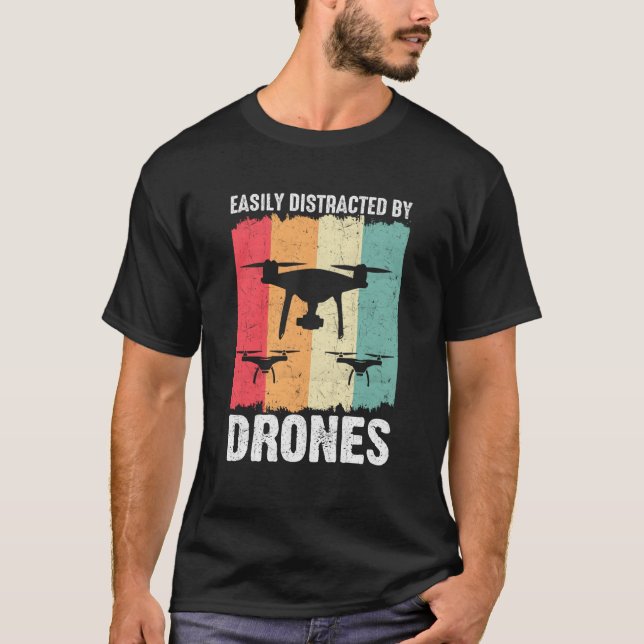 Camiseta Easily Distracted by Drones Drone Pilot Enthusiast (Frente)