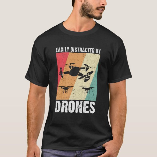 Camiseta Easily Distracted by Drones Drone Pilot Enthusiast (Frente)