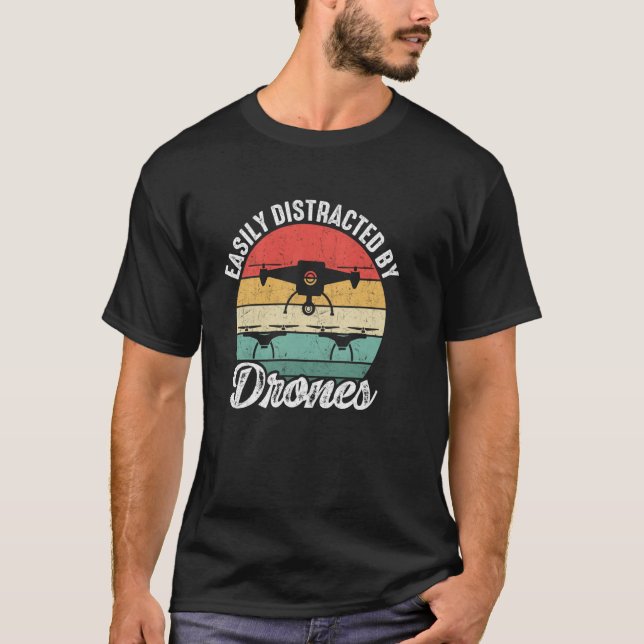 Camiseta Easily Distracted by Drones Drone Pilot Enthusiast (Frente)