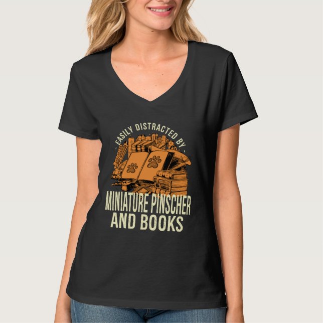 Camiseta Easily Distracted By Miniature Pinscher And Books  (Frente)