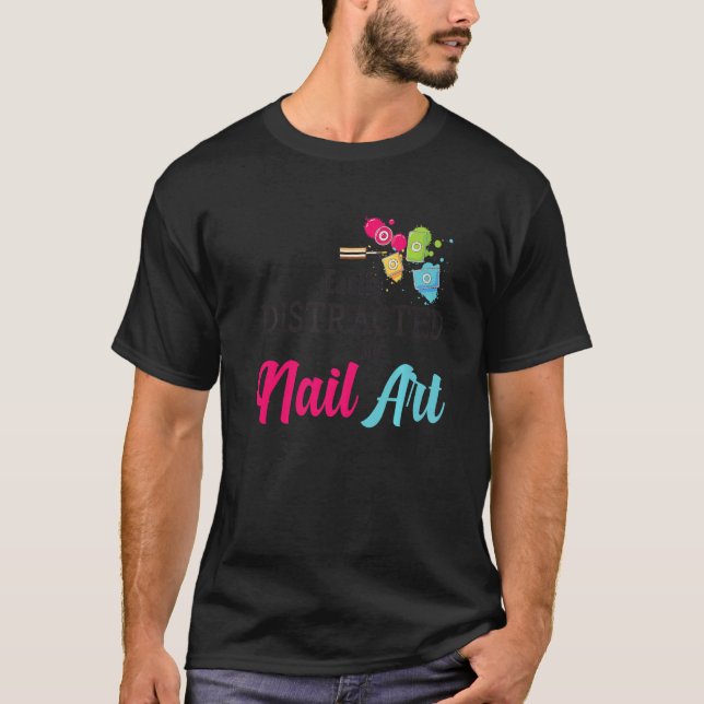 Camiseta Easily Distracted By Nail Art Nail Technicians Pre (Frente)