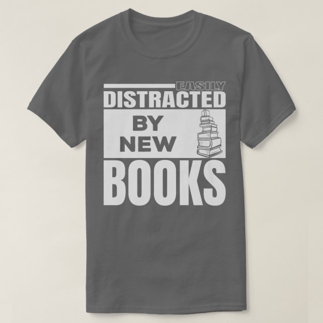 Camiseta Easily Distracted By New Books I Can Read Day  Boo (Frente do Design)
