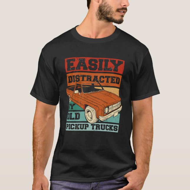 Camiseta Easily Distracted By Old Pickup Trucks  Old Man Tr (Frente)