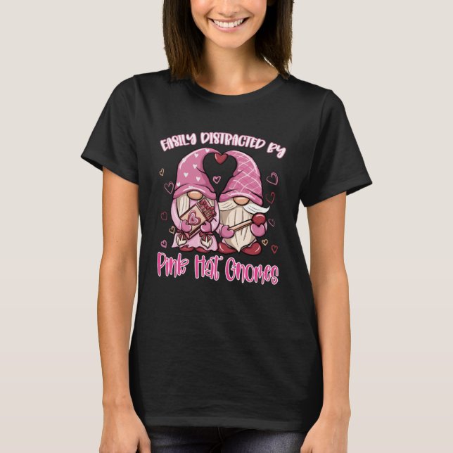 Camiseta Easily Distracted by Pink Hat Gnomes Gardening Gno (Frente)
