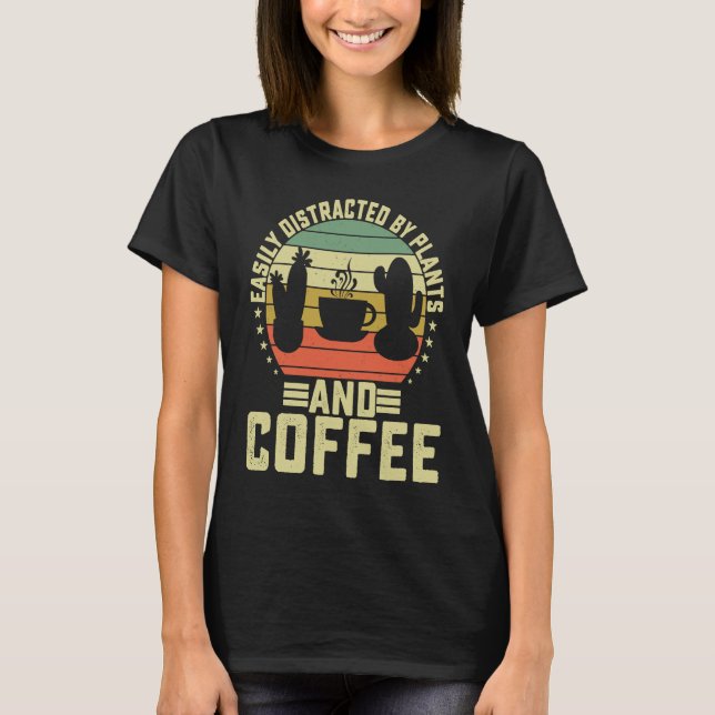 Camiseta Easily Distracted By Plants & Coffee Retro Gardeni (Frente)