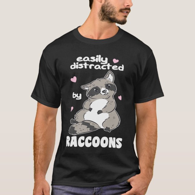 Camiseta Easily Distracted By Raccoons Cute Raccoon (Frente)