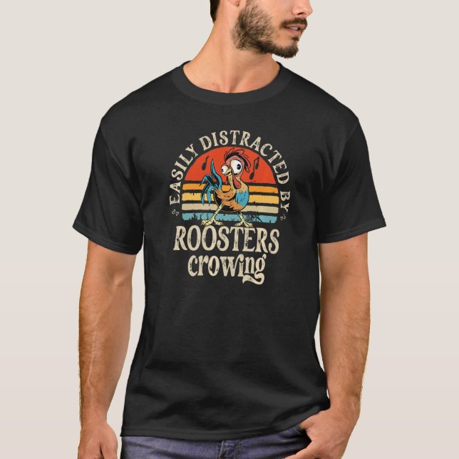 Camiseta Easily Distracted by Roosters Crowing Chicken Farm (Frente)