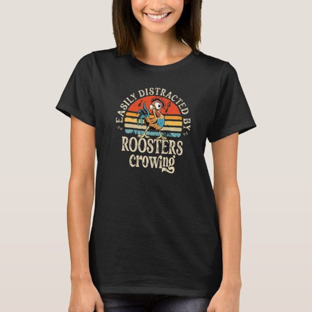 Camiseta Easily Distracted by Roosters Crowing Chicken Farm (Frente)