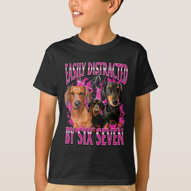 Camiseta Easily Distracted By Six Seven 67 Meme Dachshund W (Frente)