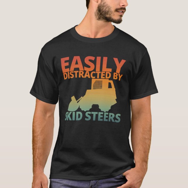 Camiseta Easily Distracted By Skid Steers Funny Skid Steer  (Frente)