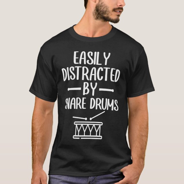 Camiseta Easily Distracted By Snare Drums Percussion Snare  (Frente)