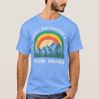 Camiseta Easily Distracted By Snow Snake Funny Winter Sport