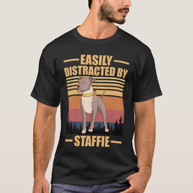 Camiseta Easily Distracted By staffie Dog Lover (Frente)