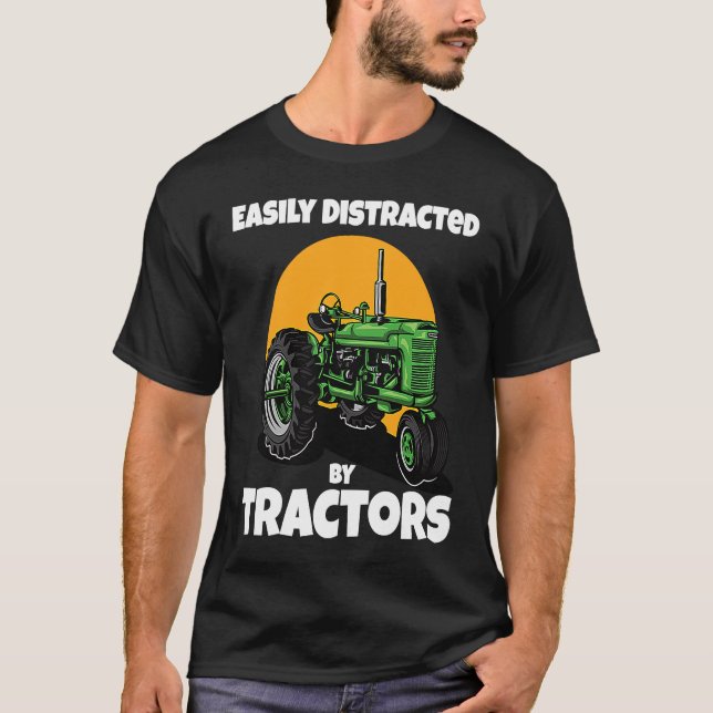 Camiseta Easily Distracted By Tractors Funny Farmer Quote (Frente)