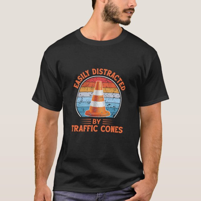 Camiseta Easily Distracted By Traffic Cones Funny Quote (Frente)
