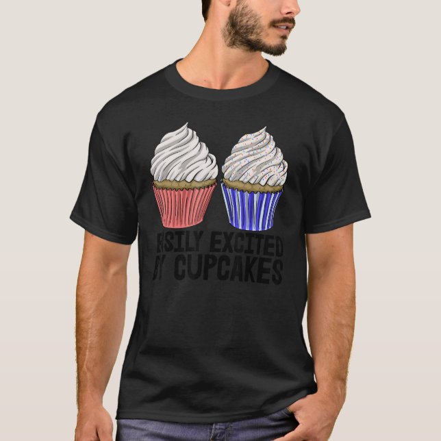 Camiseta Easily Excited By The Cupcakes  Men Baking Muffins (Frente)