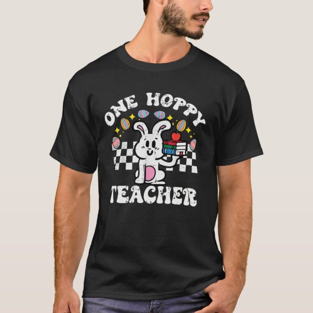 Camiseta Easter Bunny One Hoppy Teacher Retro Rabbit Groovy (Frente)