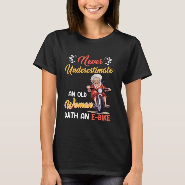 Camiseta EBike NUNCA SUBESTIME UMA MULHER IDOSA COM UMA E B (Frente)