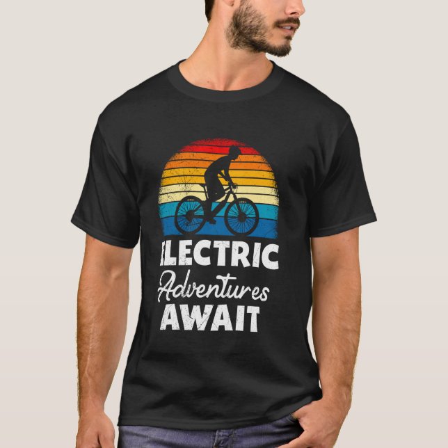 Camiseta EByke ELECTRIC ADVENTURES AWAIT E-Bike Funny Elect (Frente)
