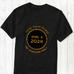 Camiseta Eclipse Solar Total 2024 T-Shirt Personalizado<br><div class="desc">Comemore o Eclipse Solar Total em 8 de abril de 2024 com esta camiseta personalizada. Altere o nome da família e qualquer texto a ser personalizado.</div>