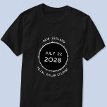Camiseta Eclipse Solar Total 2028 Nova Zelândia<br><div class="desc">Celebre o Eclipse Solar Total em 22 de julho de 2028 na Nova Zelândia com esta camiseta personalizada. Altere qualquer texto a ser personalizado.</div>
