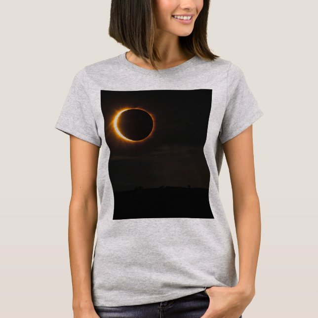 Camiseta Eclipse Solar Víbias cósmicas diurnas femininas (Frente)